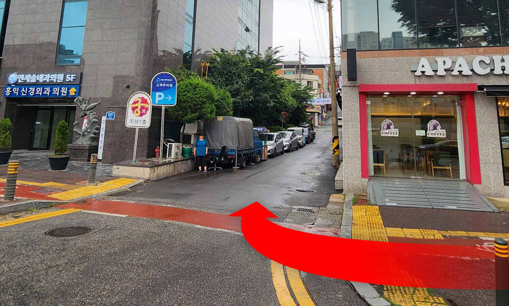 아파치 카페 옆 골목으로 우회전하는 경로