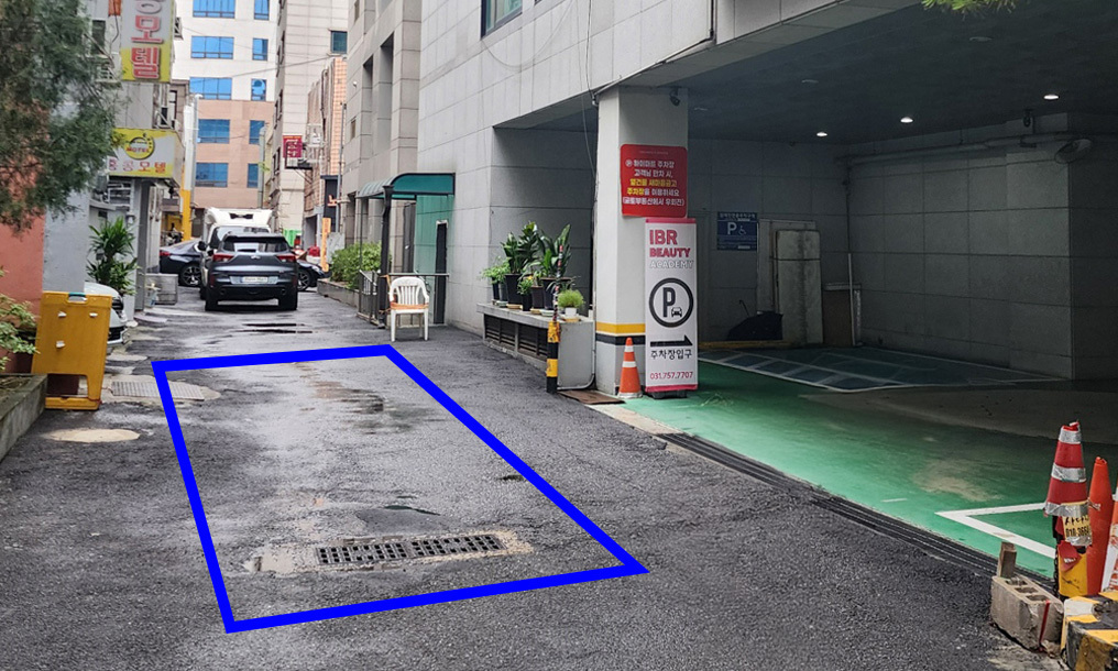 SUV 한 대 정도 주차 가능한 건물 뒤편 공간
